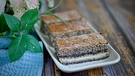 Čum na drát: Jednoduché makové řezy překvapí krémovým středem a nadýchaným vrškem, přitom jsou z jednoho těsta