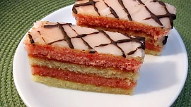 Punčové řezy: Jak na šťavnatý retro dezert s vůní rumu a citronovou polevou? Jednoduchý návod zvládne každý