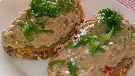 Rybí pomazánka je klasika: Z olejovek ji připravíte během chvilky a skvěle poslouží jako rychlá večeře nebo svačinka