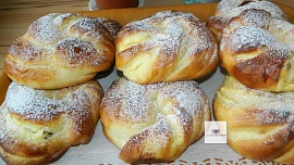 Jak na masopustní vrkoče: Nadýchané sváteční koláče voní tvarohem a vanilkou a tradičně se pekly k muzice