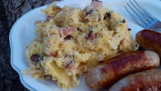 Znáte kočičák? Tuto rychlou a levnou přílohu z brambor a zelí oceníte nejen o masopustu. K jitrnicím a jelitům je však skvělá