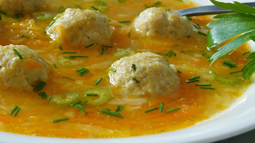 Milionová polévka s drožďovými knedlíčky: Z kořenové zeleniny a dalších obyčejných surovin uvaříte rychle a levně skvělý oběd