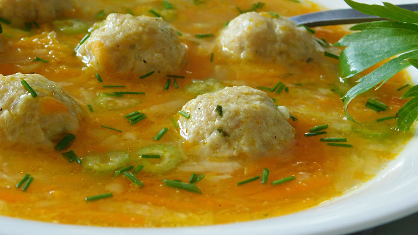 Milionová polévka vypadá krásně, chutná výborně a přitom stojí pár korun.