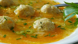 Rychlá a sytá milionová polévka našich babiček skvěle chutná i dnes díky drožďovým knedlíčkům