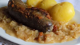 Jitrnice s kysaným zelím a bramborem: Jitrnice je třeba včas vyndat z lednice, obalit v mouce a zelí správně ochutit