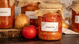 Jak zavařit lečo na zimu? Je to snadné. Do sklenice uzavřete jen zeleninu a koření, ostatní suroviny přidejte před podáváním