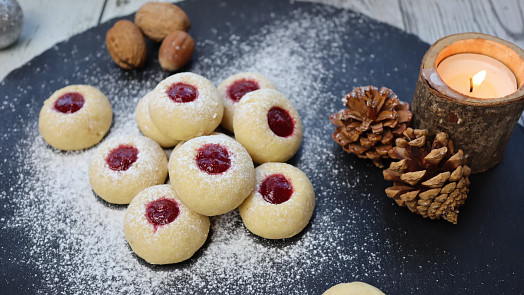 Husarské koláčky s marmeládou: Voňavé cukroví z křehkého těsta voní vanilkou a oříšky a snadno se dělá