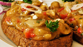 Jak na božské topinky, které voní a křupou: Základem úspěchu je správný chleba a smažení na sádle