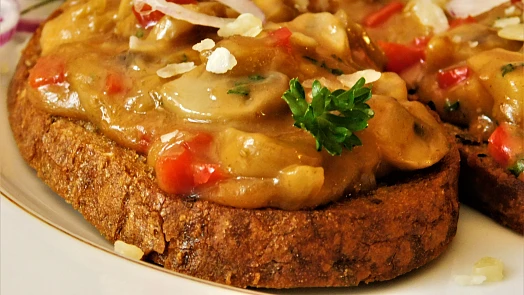 Jak na božské topinky, které voní a křupou: Základem úspěchu je správný chleba a smažení na sádle