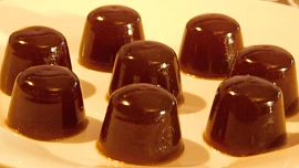 Dokonalý domácí bujon připravíme i ze zbytků a můžeme jej zamrazit na příště. V chuti předčí ten kupovaný!