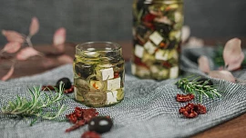 15 tipů na domácí jedlé dárky: Ořechy v medu, směsi koření, domácí "vegetu" nebo čokoládový likér můžeme připravovat už teď