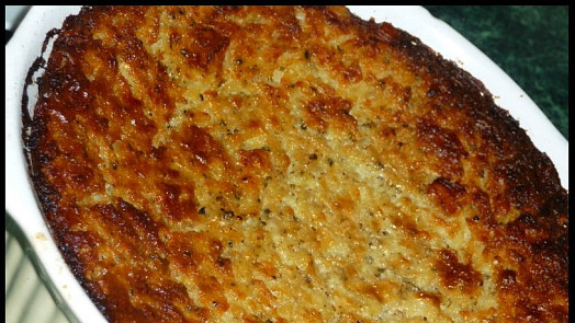 Líný bramborák na plech: Stejná chuť po majoránce a česneku, ovšem mnohem jednodušší příprava