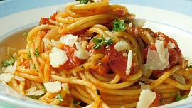Špagety marinara: Základem jsou čerstvá rajčata, voňavé středomořské bylinky a troška parmazánu, přípravu lehce zvládne i začátečník