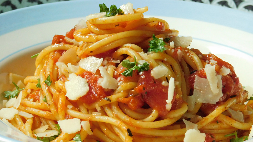 Špagety marinara: Základem jsou čerstvá rajčata, voňavé středomořské bylinky a troška parmazánu, přípravu lehce zvládne i začátečník