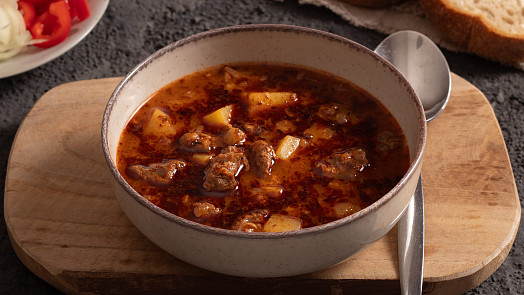 Poctivá gulášová polévka, která zahřeje, zasytí a báječně voní majoránkou. Toto ideální zimní jídlo obstojí i jako hlavní chod