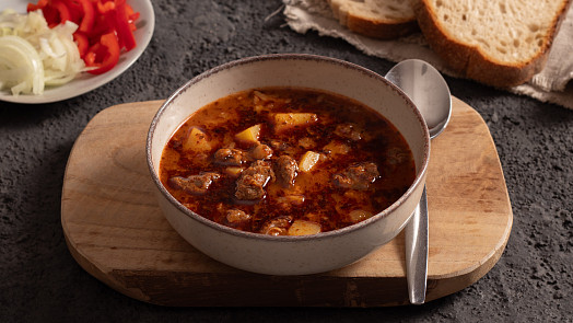 Poctivá gulášová polévka, která zahřeje, zasytí a báječně voní majoránkou. Toto ideální zimní jídlo obstojí i jako hlavní chod