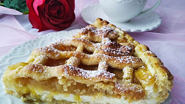 Mřížkový koláč s tvarohem a jablky: Aby byl krásně křehký, máslo do těsta musí být studené a důležité je zvolit správnou mouku