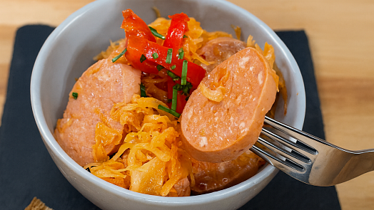 Segedínský utopenec podle Ostravskeho Gastrošefa: Vylepšená klasika voní paprikou a je skvěle kyselá po zelí