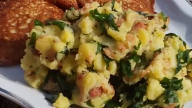 Šťouchané brambory: Jednoduchá klasika s osmaženou křupavou cibulkou a čerstvými bylinkami chutná fantasticky