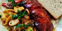 Šťavnaté buřty na pivě: Chutnají tak skvěle, že si je připravíte klidně i bez táboráku a jejich vůně přiláká i sousedy