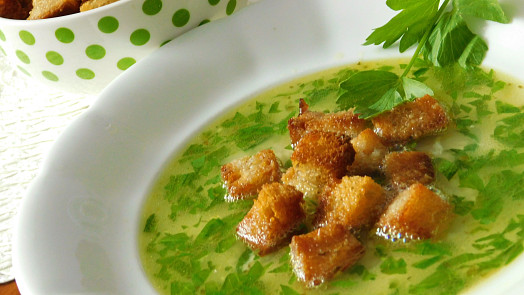 Libeček v polévce: Kdy přidat čerstvý či sušený, kolik ho stačí a jak zachránit jeho přehnané množství