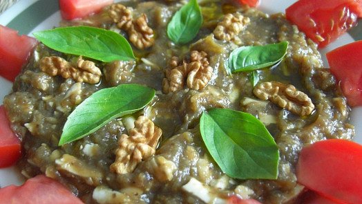 Malidzano neboli zelený ajvar: Lilková pomazánka z Balkánu, do které využijete i paprikovou úrodu