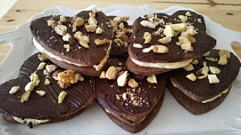 Křehká kakaová srdíčka s vanilkovo-oříškovým krémem: Tuto domácí verzi plněných sušenek si zamilujete