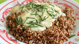 Starý valašský recept: Pohanka s brynzou a škraky je skromné jídlo plné vitaminů a bílkovin. Příprava je snadná