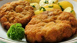 Mletý řízek se sýrem a jogurtem: Měkká a křehká směs v křupavé krustě trojobalu je krásně šťavnatá a má výraznou chuť