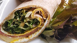 Tortilla s vaječnou omeletou: Nezvyklá kombinace vláčné placky, šťavnatých vajec a křupavé zeleniny překvapí výtečnou chutí