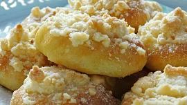 Výborná drobenka na koláče: Můžeme si ji připravit klasicky, nebo z ovesných vloček, kokosu, perníku i ze sušenek