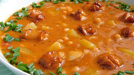 Frankfurtská polévka voní paprikou a pikantními párky: S fazolemi a bramborami výborně zasytí a rychle zahřeje