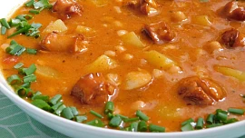 Frankfurtská polévka voní paprikou a pikantními párky: S fazolemi a bramborami výborně zasytí a rychle zahřeje