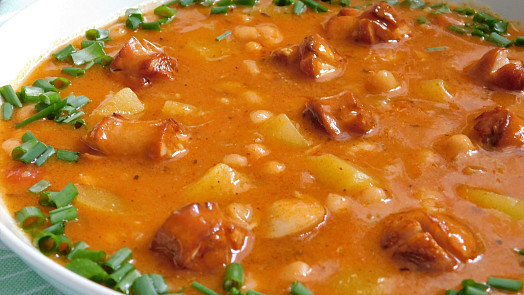 Frankfurtská polévka voní paprikou a pikantními párky: S fazolemi a bramborami výborně zasytí a rychle zahřeje