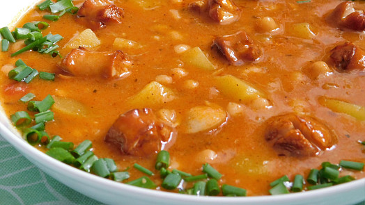 Frankfurtská polévka voní paprikou a pikantními párky: S fazolemi a bramborami výborně zasytí a rychle zahřeje