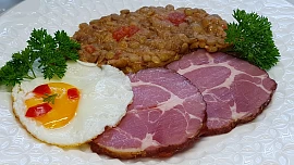 Jak připravit šťavnaté uzené k novoroční čočce: Skvělou chuť zajistí jednoduchý fígl s vodou