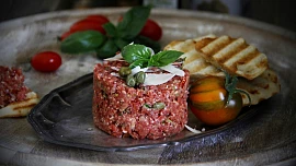 Tatarák (ne)tradičně: Dáte si tvarůžkový, bramborový nebo z pečeného celeru?