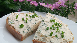 Pažitková pomazánka jinak: Šlehačka z ní udělá lehký krém, který chutná celé rodině