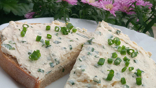 Pažitková pomazánka jinak: Šlehačka z ní udělá lehký krém, který chutná celé rodině