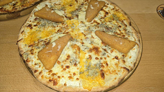 Zvěrstvo nebo fantazie? Pizza se smažákem ohromila internet: S tatarkou je skvělá, říká její „objevitel“