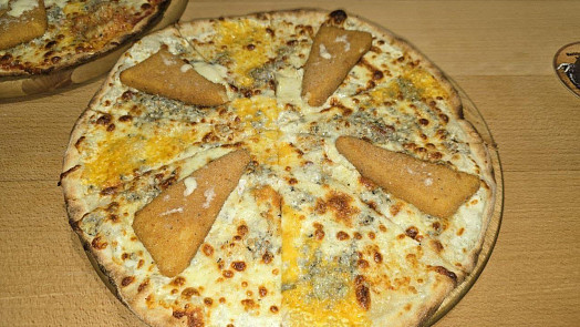 Zvěrstvo nebo fantazie? Pizza se smažákem ohromila internet: S tatarkou je skvělá, říká její „objevitel“