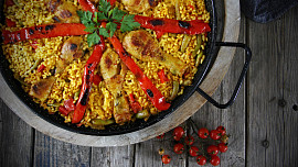 Španělsko na talíři: Pravá rýžová paella potřebuje špetku šafránu a rajčata. Co do ní naopak nikdy nedávat?