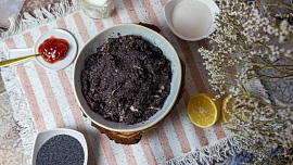 Jak na dokonalou makovou nádivku, která je vláčná i správně hustá? Pomůžou piškoty, rum i přesnídávka