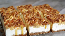 Tvarohové řezy s jablky a drobenkou: Lahodná a vláčná dobrota voní vanilkou a skořicí, vypadá efektně a chutná luxusně