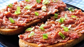 Jak na tatarák ze špekáčků: Voní česnekem a worcesterskou omáčkou a díky několika dochucovadlům chutná božsky