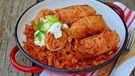 9 nejlepších jídel se zelím: Zahřejte se zelňačkou, holubkami, zelňáky nebo lepenicí!