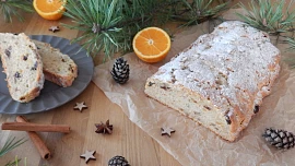 Jednoduchá tvarohová štola: Voní máslem, rozinkami a rumem a podle názorného videa ji zvládne připravit každý