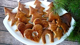 Zdobení perníčků dřevěným dekorem: Stačí jen párátko, kakao a voda a perníčky budou jako malované