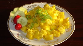 Knedlík ve vajíčku je skvělou příležitostí, jak využít zbytky. Stačí jen tři ingredience a pár užitečných rad na vylepšení