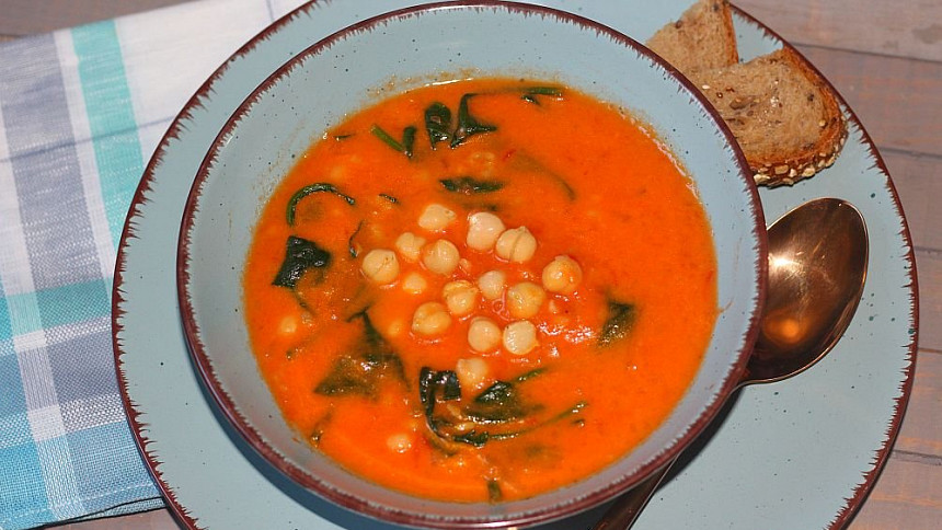 rajčatová polévka s cizrnou a špenátem